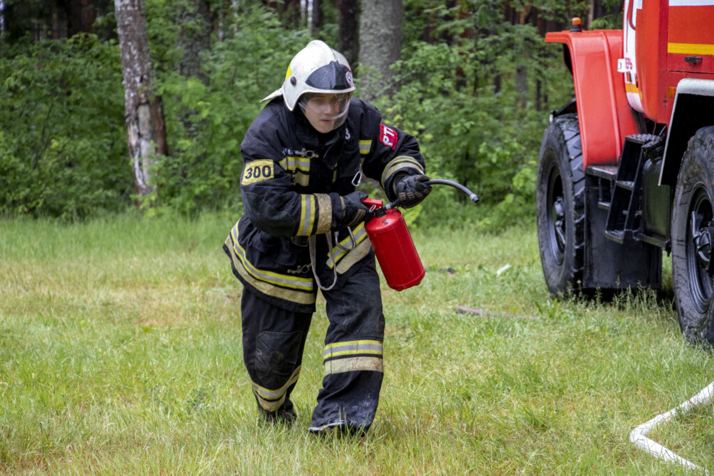 В Тверской области стартовали соревнования "Школа безопасности" и лагерь "Юный спасатель"