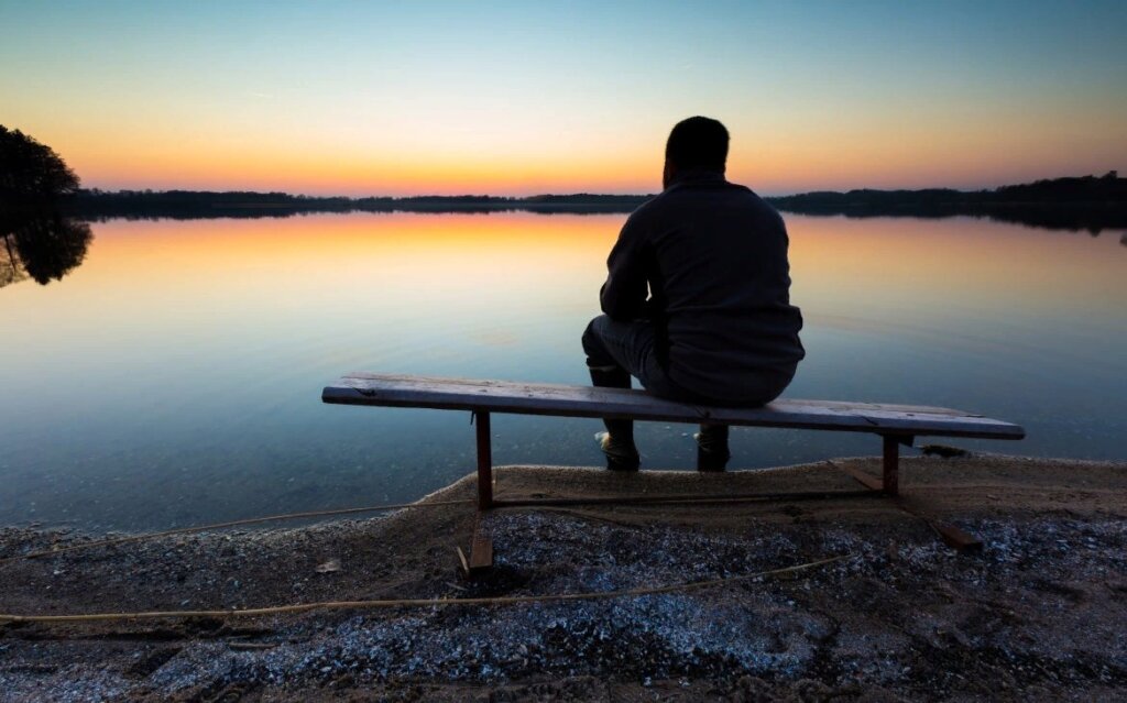 В Твери отдых у реки завершился для мужчины утратой 22 тысяч рублей