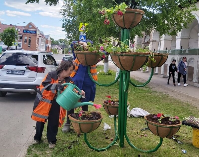 На улицах Вышнего Волочка продолжают наводить порядок На улицах Вышнего Волочка продолжают наводить порядок
