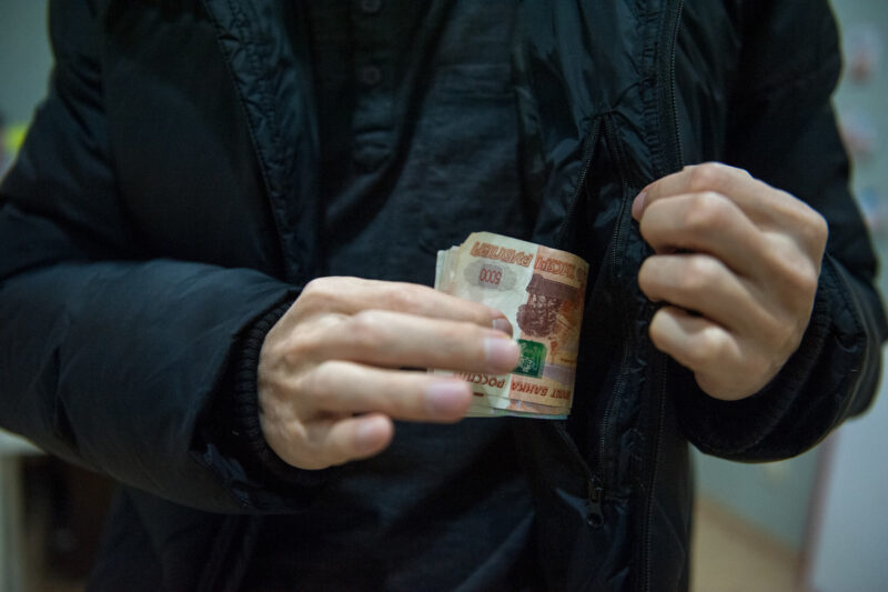 Житель Твери присвоил себе деньги соседей на оплату коммунальных услуг и работу лифтов В Тверской области у директора фармакологической компании украли деньги из кабинета