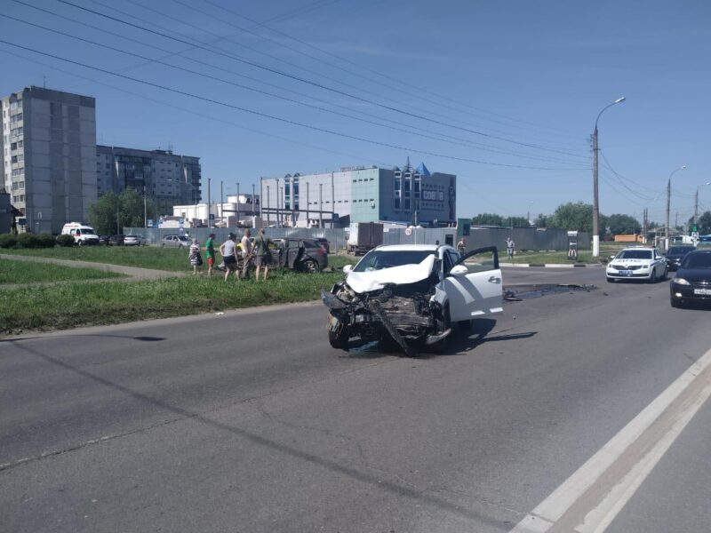 В Твери в аварии женщина получила травму головы и порезы лица В Твери в аварии женщина получила травму головы и порезы лица