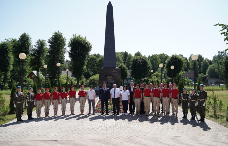 В Андреаполе губернатор Игорь Руденя возложил цветы к Обелиску Славы