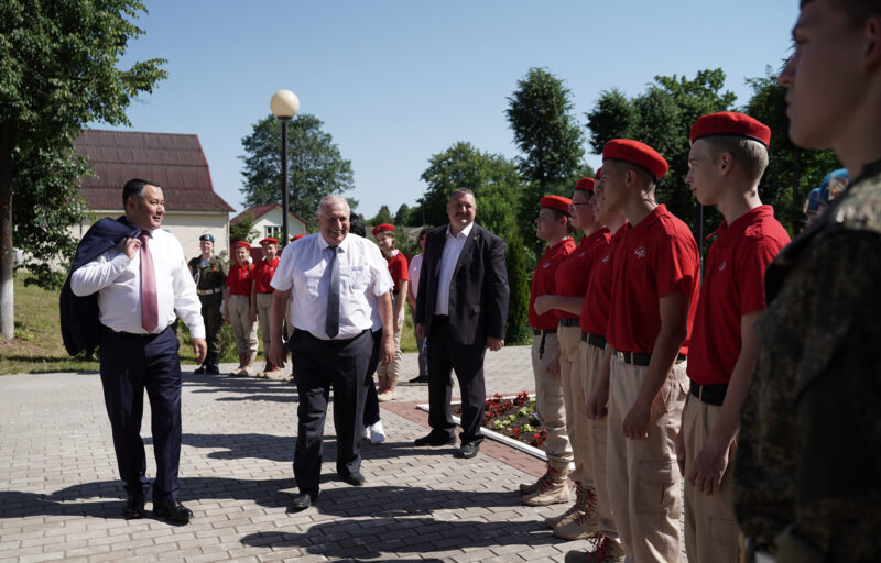 В Андреаполе губернатор Игорь Руденя возложил цветы к Обелиску Славы