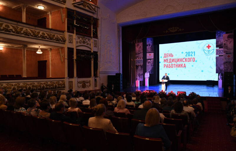 Губернатор Игорь Руденя вручил награды медицинским работникам Тверской области в преддверии профессионального праздника