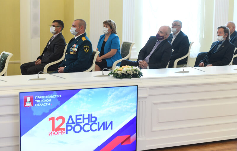 Игорь Руденя накануне Дня России вручил государственные награды жителям Тверской области и паспорта юным гражданам страны