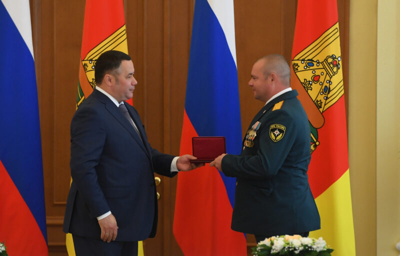 Игорь Руденя накануне Дня России вручил государственные награды жителям Тверской области и паспорта юным гражданам страны