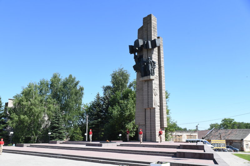 Губернатор Игорь Руденя возложил цветы к Обелиску Победы в Бежецке