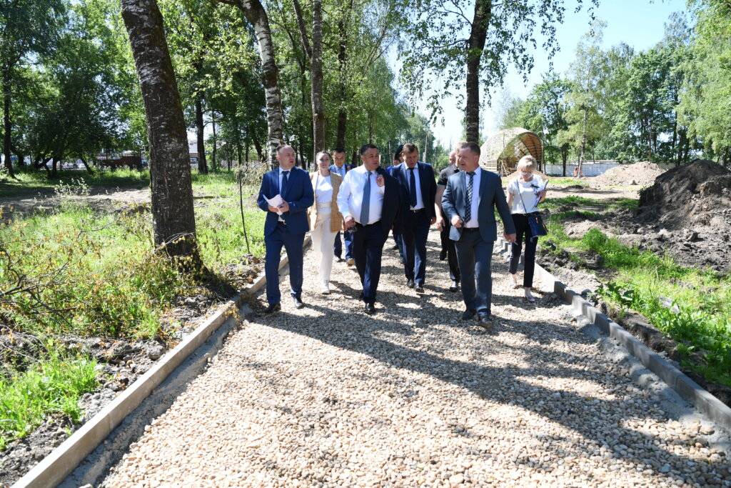 Губернатор Игорь Руденя проследил за ходом работ по благоустройству Городского сада в Бежецке