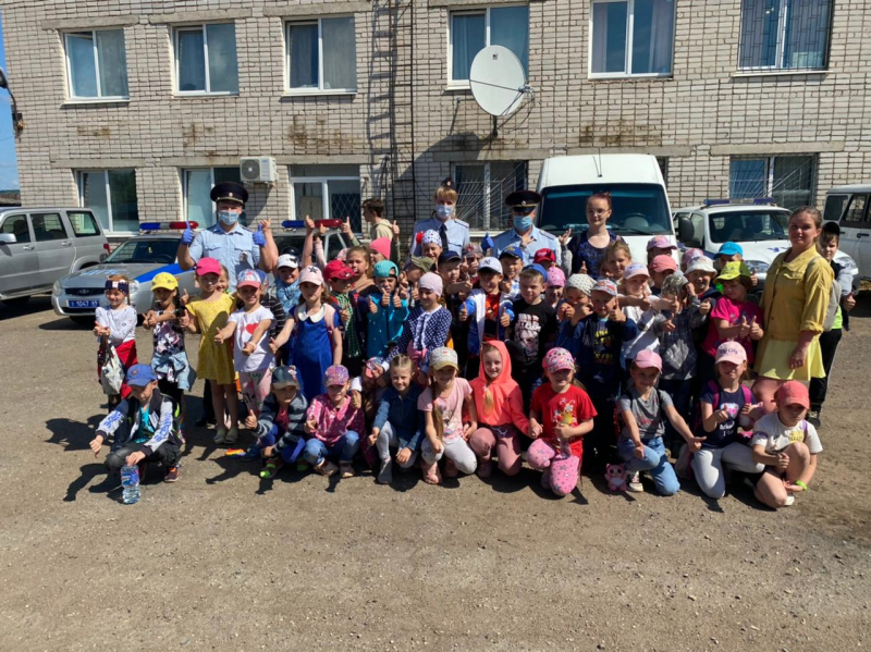 В Бологое сотрудники ГИБДД провели день открытых дверей для воспитанников лагеря