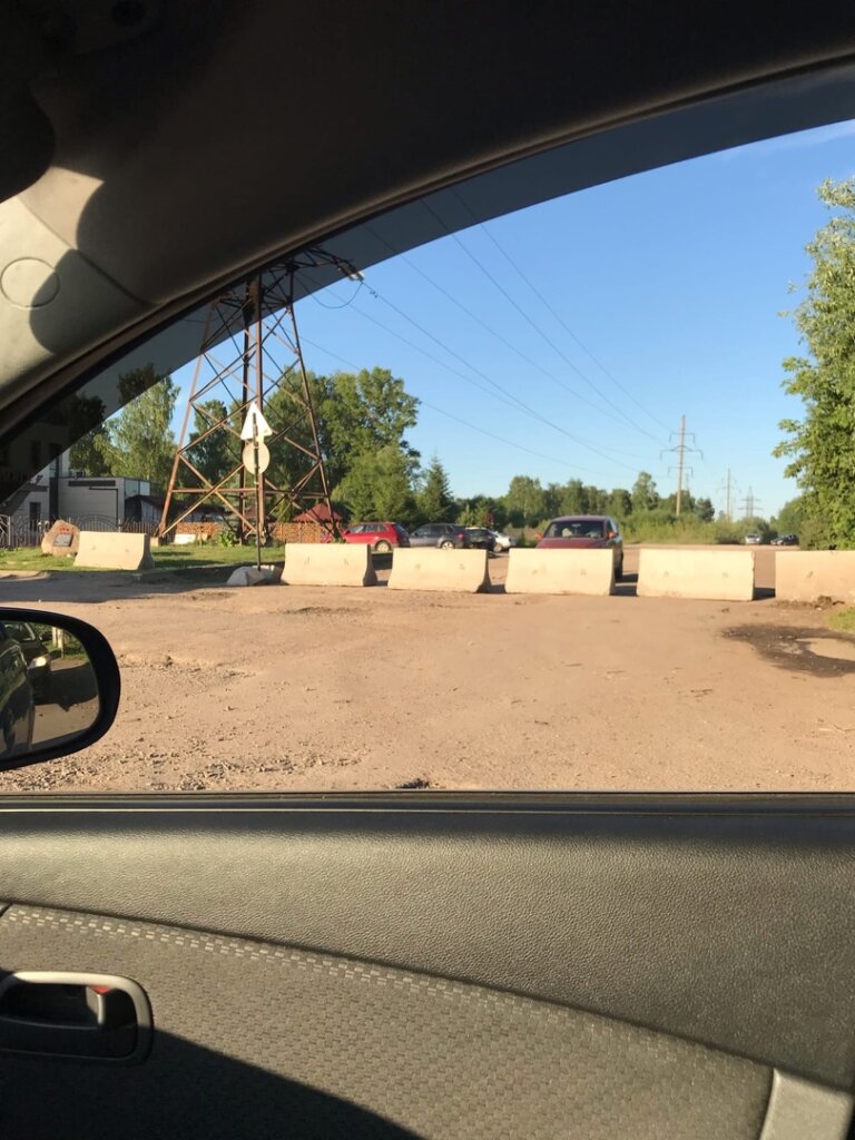На Бежецком шоссе перегородили популярный маршрут объезда пробки