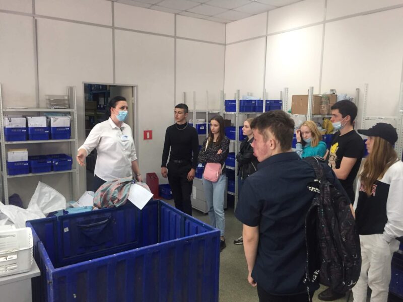 Почта России и фонд "Константа" провели на почте экскурсию для воспитанников детских домов