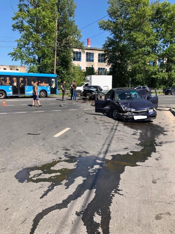 В Московском районе Твери столкнулись два автомобиля В Московском районе Твери столкнулись два автомобиля