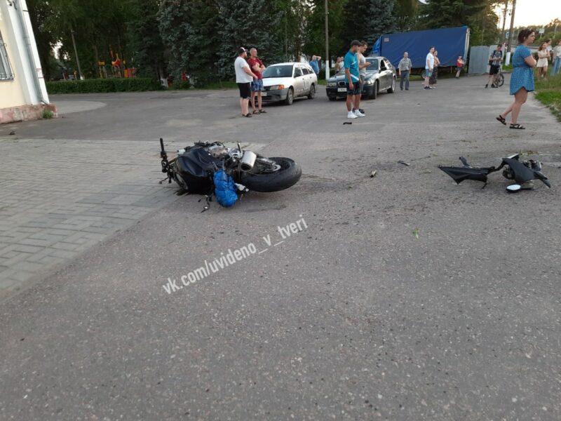 Есть погибшие: в Твери кроссовер столкнулся с мотоциклом
