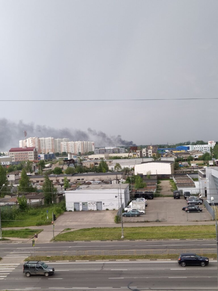 В Твери в жилом доме бушует пожар