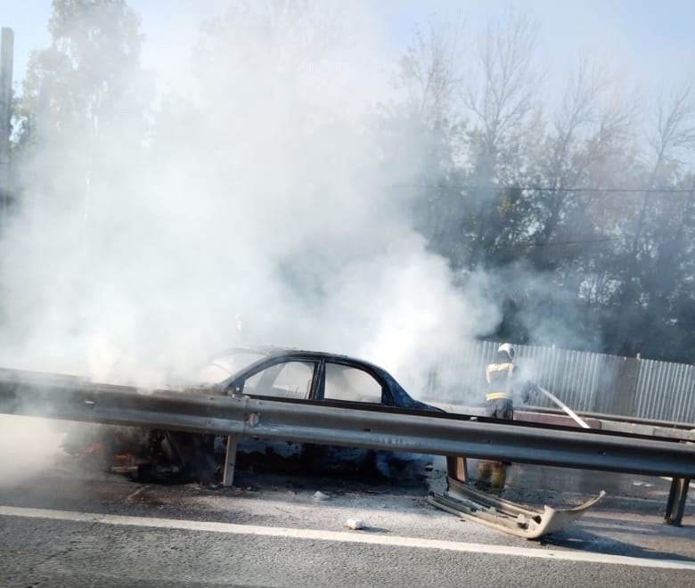 В Тверской области на трассе М-10 загорелся автомобиль В Тверской области на трассе М-10 загорелся автомобиль
