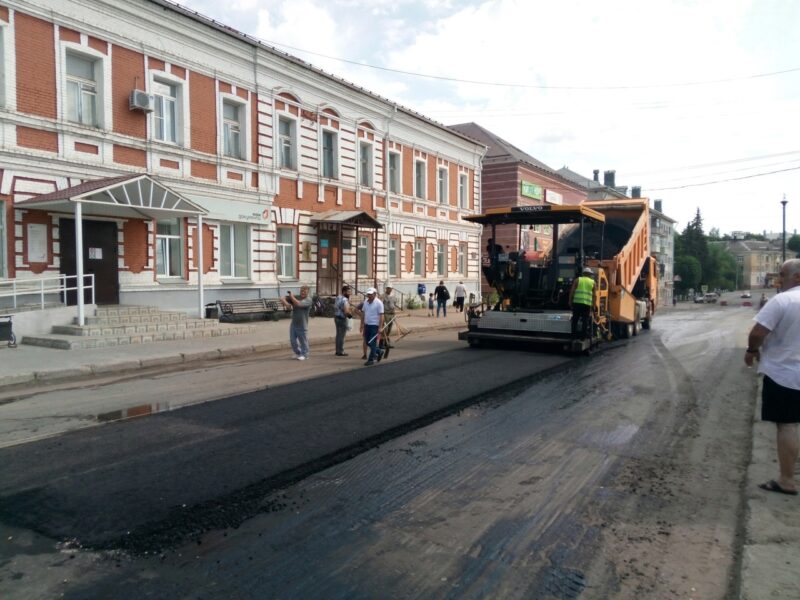 В Бологое начали укладку асфальта на улице Дзержинского