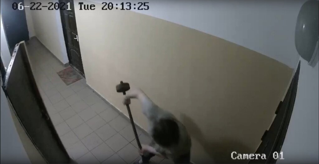 В Тверской многоэтажке неадекватный сосед терроризирует жильцов