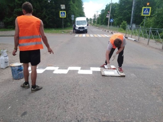 В Андреаполе заново прорисовывают дорожную разметку В Андреаполе заново прорисовывают дорожную разметку