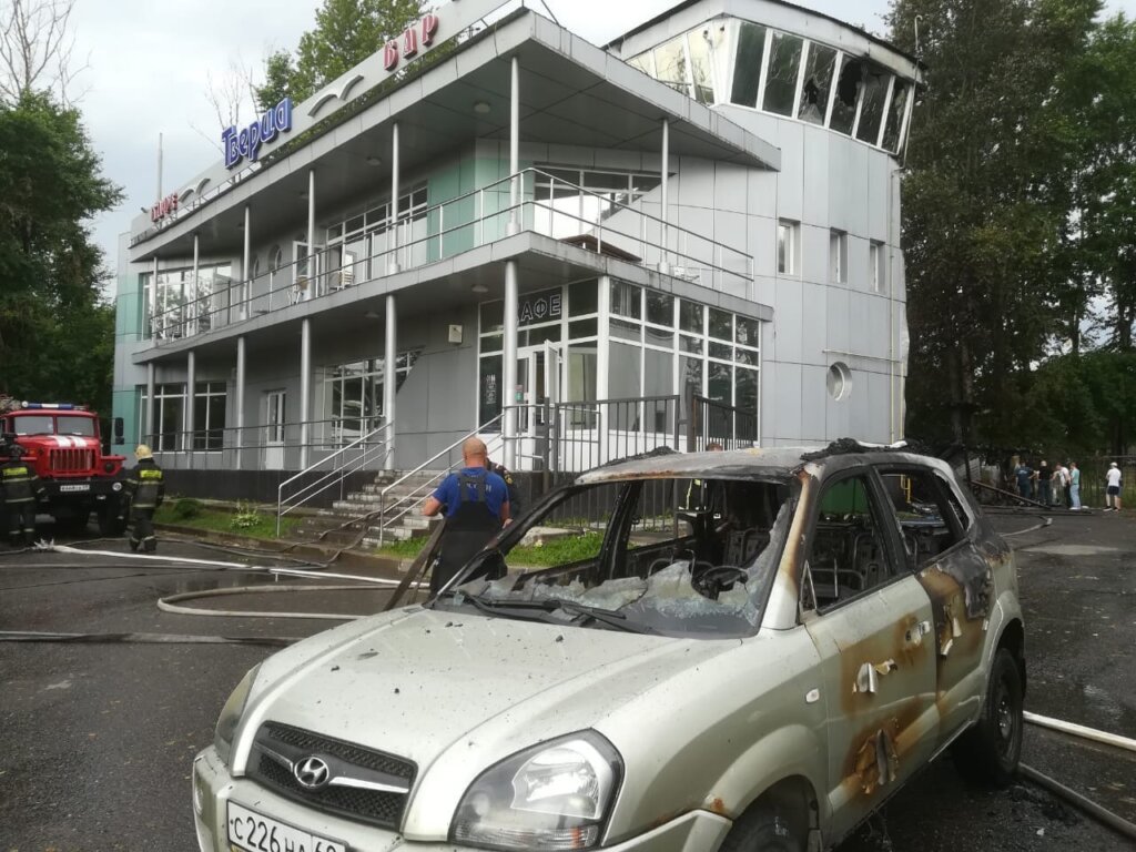 В Твери горели здание яхт-клуба "Тверца" и автомобиль В Твери сгорели здание яхт-клуба "Тверца" и автомобиль