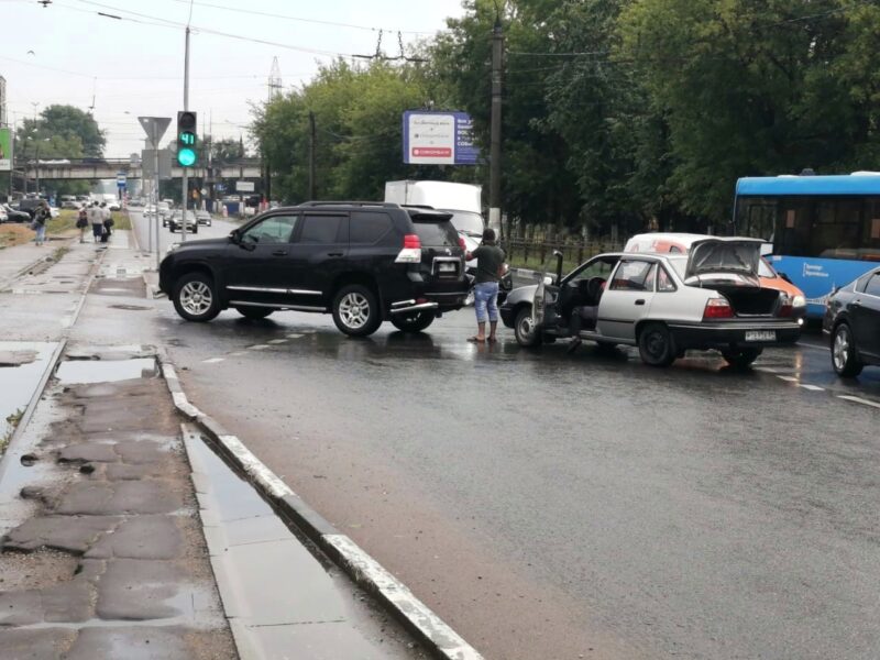 У автовокзала в Твери легковушка врезалась во внедорожник