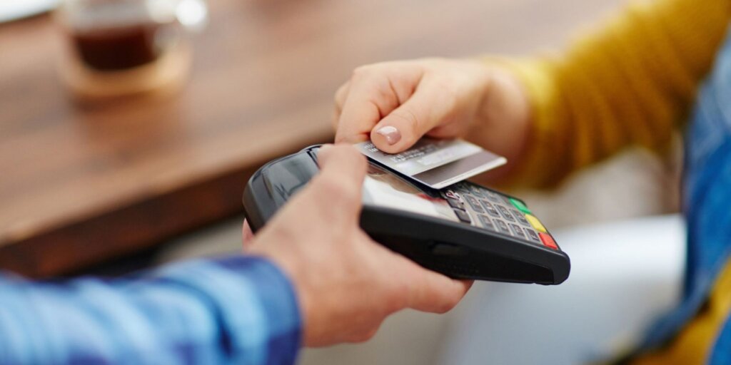 В Тверской области женщина расплачивалась в магазинах чужой банковской картой