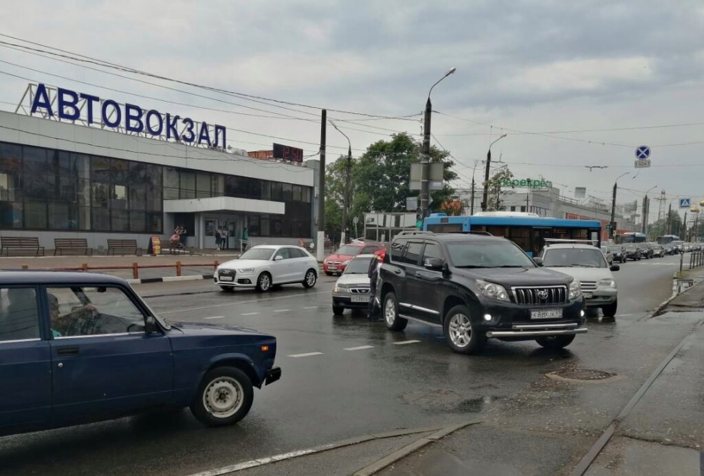 У автовокзала в Твери легковушка врезалась во внедорожник У автовокзала в Твери легковушка врезалась во внедорожник