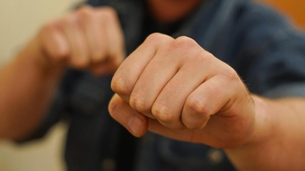 В Твери двое грабителей отобрали у мужчины банковскую карту и телефон