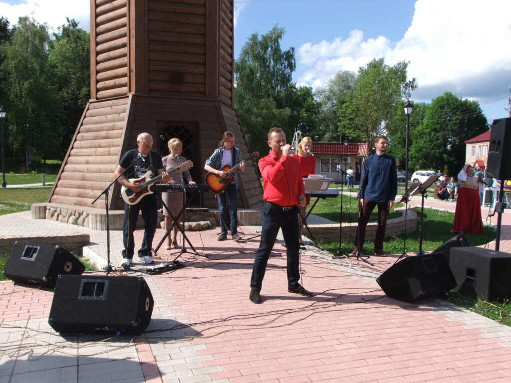 В Торопце юным гражданам вручили паспорта РФ и устроили концерт