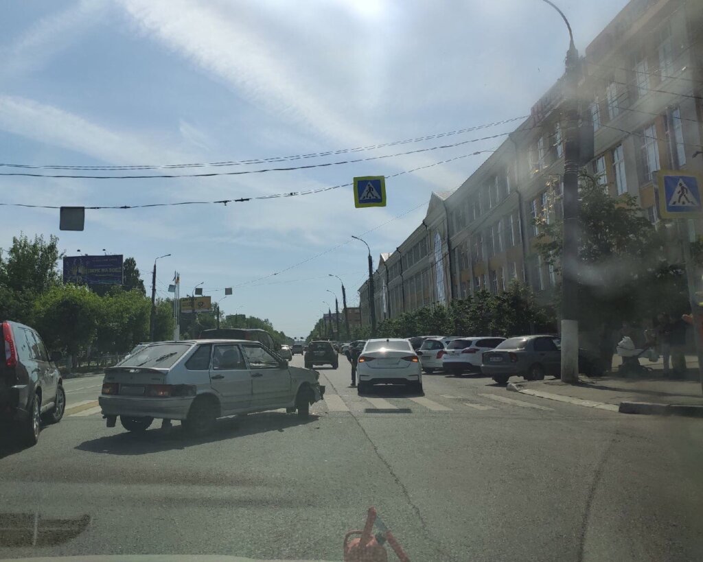 На проспекте Победы в Твери столкнулись две машины, заняв три полосы движения транспорта На проспекте Победы в Твери столкнулись две машины, заняв три полосы движения транспорта