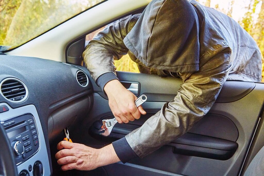 В Твери неизвестный украл из машины имущество на сто тысяч рублей