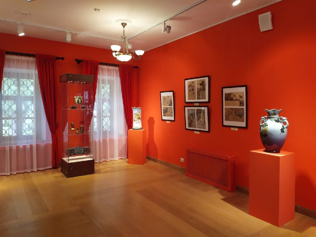 Тверской императорский дворец приглашает на выставку «Её Величество Ваза»