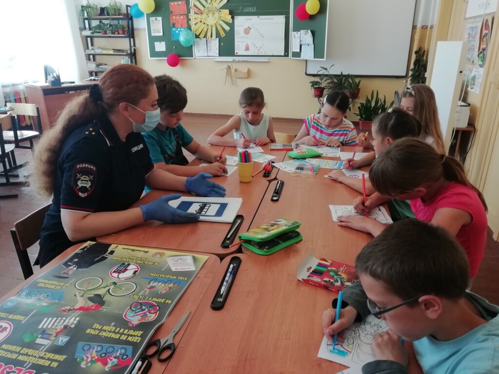 В Бологое сотрудники ГИБДД посетили два пришкольных лагеря