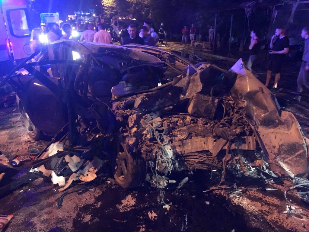 В Твери в серьезной аварии сгорел автомобиль и остановка общественного транспорта В Твери в серьезной аварии сгорел автомобиль и остановка общественного транспорта