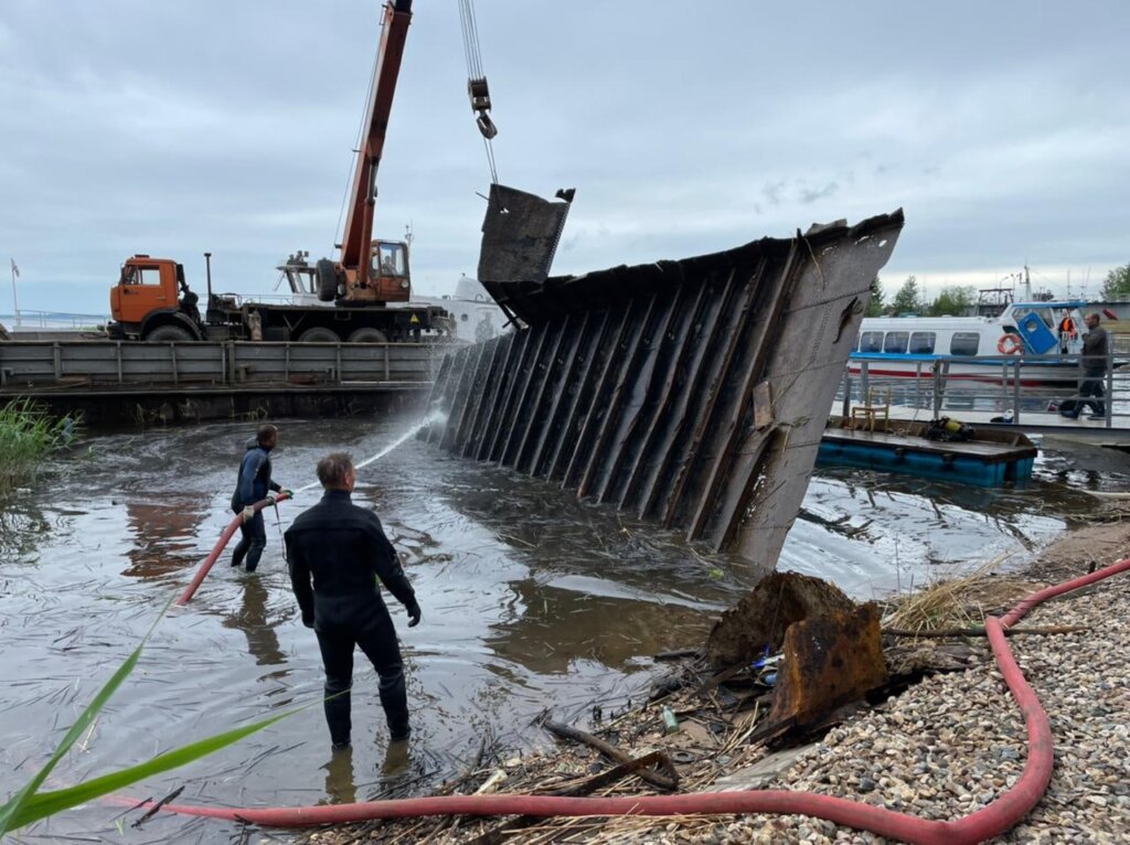 В Тверской области водолазы подняли 35-метровую баржу со дна озера В Тверской области водолазы подняли 35-метровую баржу со дна озера