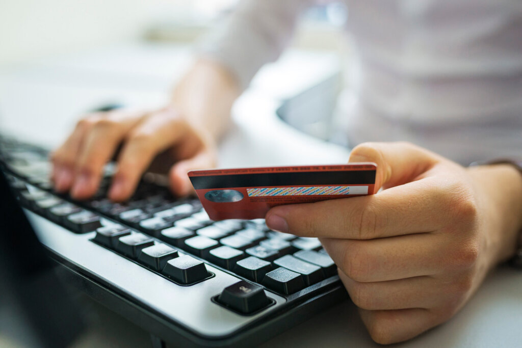 Житель Твери перевел мошенникам почти 700 тысяч рублей