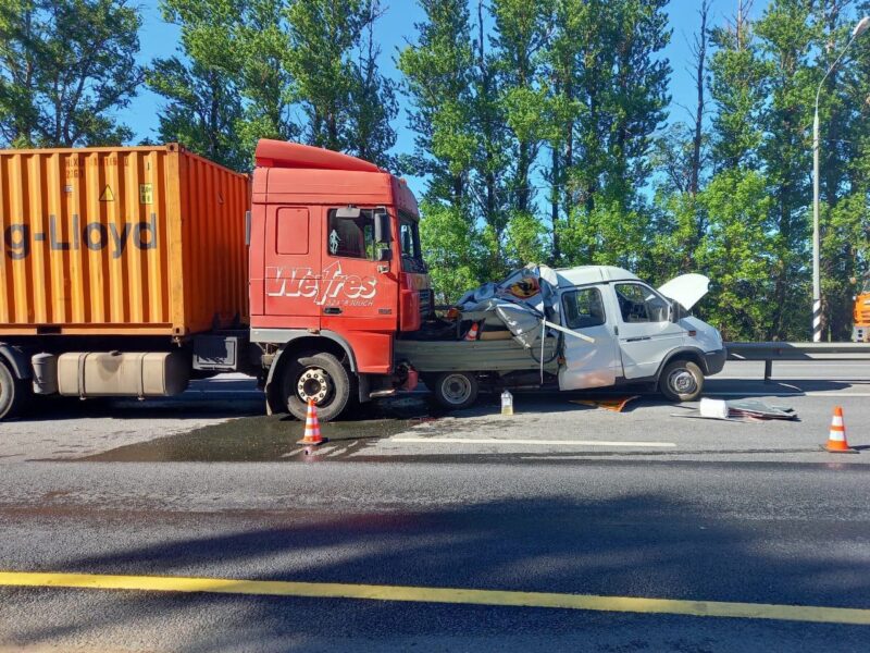 В Тверской области на трассе М-10 в ДТП погиб человек В Тверской области на трассе М-10 в ДТП погиб человек