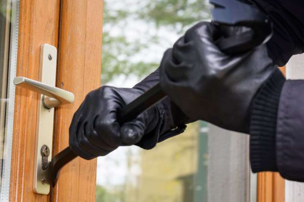 В Тверской области раскрыта дачная кража В Тверской области мужчина обнес чужой дом почти на 40 тысяч рублей