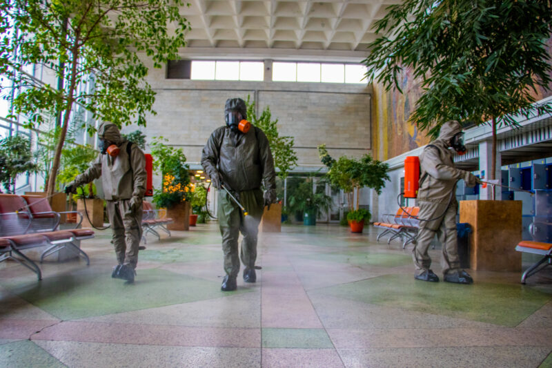 В Твери сотрудники МЧС провели дезинфекцию железнодорожного вокзала В Твери сотрудники МЧС провели дезинфекцию железнодорожного вокзала
