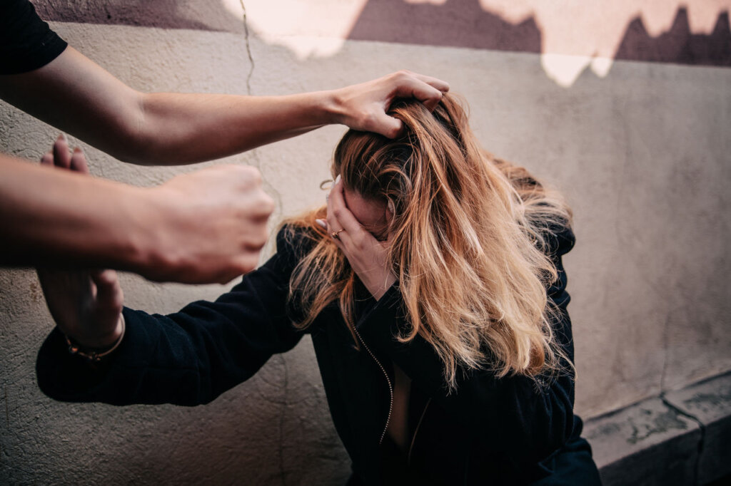 В Тверской области на фоне конфликта мужчина избил женщину В Тверской области на фоне конфликта мужчина ударил женщину