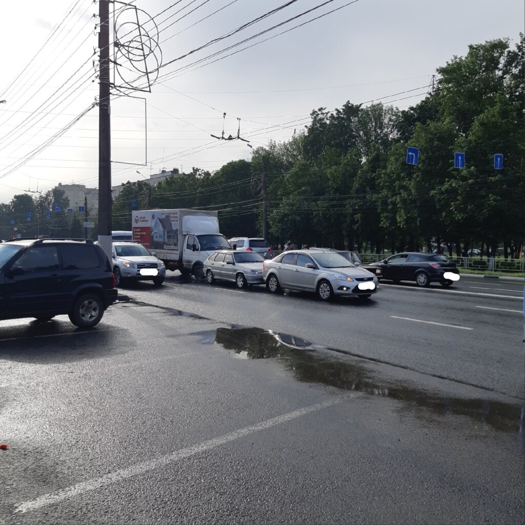 Ранним вечером 7 июня в Твери произошла массовая авария.  По информации из группы Вконтакте "Подслушано у водителей. Тверь", в Пролетарском районе Твери около 17:30 неподалеку от ТЦ "Рубин, столкнулись три автомобиля: Газель, легковушка марки ВАЗ и иномарка Форд. Авария оказалась несерьезной, но из-за столкновения появились затруднения в движении. Причины аварии выясняются.