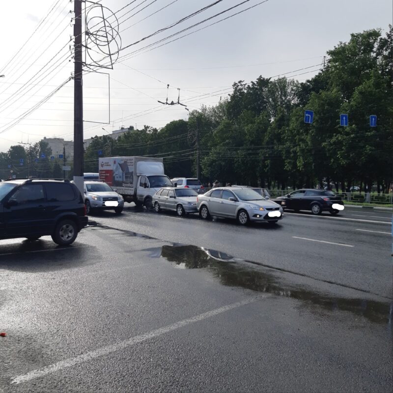 В Твери произошла тройная авария Ранним вечером 7 июня в Твери произошла массовая авария. По информации из группы Вконтакте "Подслушано у водителей. Тверь", в Пролетарском районе Твери около 17:30 неподалеку от ТЦ "Рубин, столкнулись три автомобиля: Газель, легковушка марки ВАЗ и иномарка Форд. Авария оказалась несерьезной, но из-за столкновения появились затруднения в движении. Причины аварии выясняются.