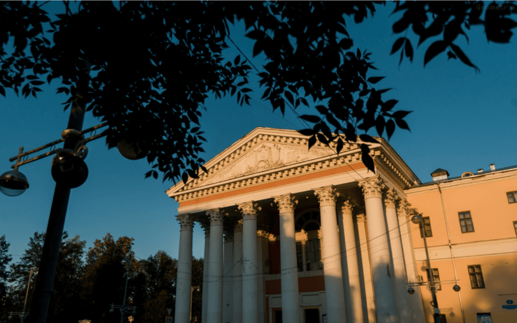 На сцене Тверского театра драмы развернется отель двух миров На сцене Тверского театра драмы сыграют комедию по Чехову