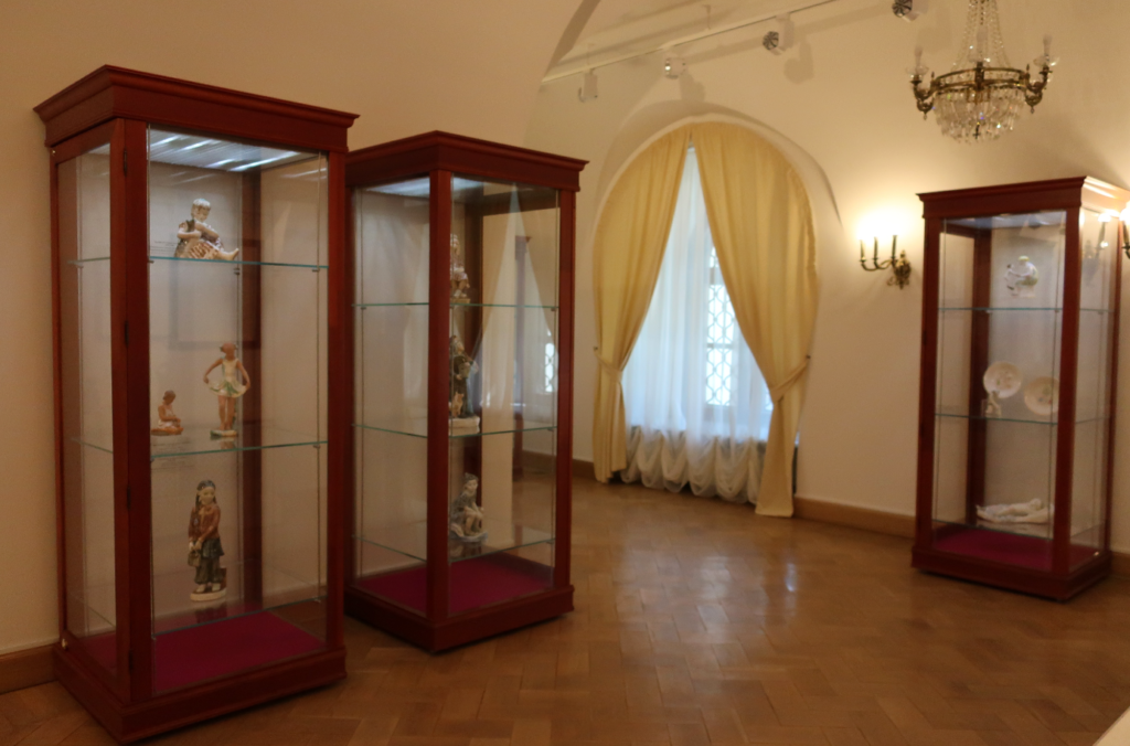 В Тверской картинной галерее открыта выставка "Счастливая пора"