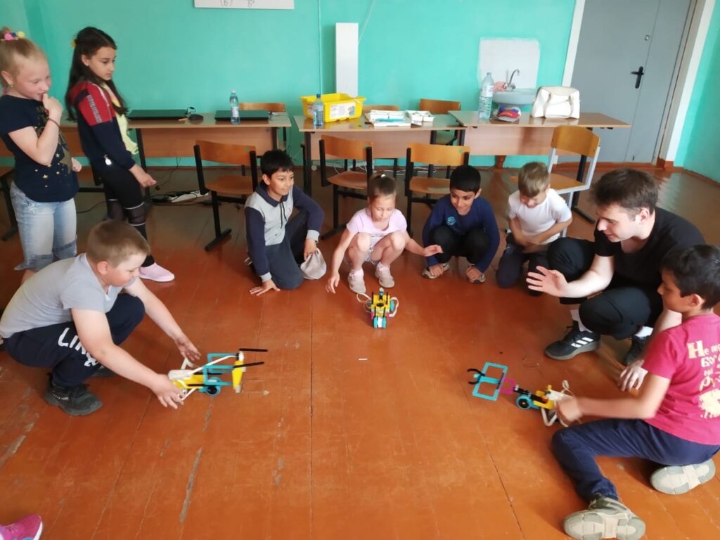 В детский школьный лагерь прилетели дроны и пришли роботы