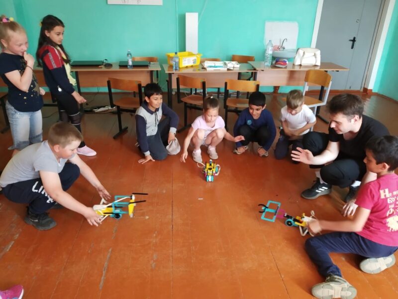 В детский школьный лагерь прилетели дроны и пришли роботы