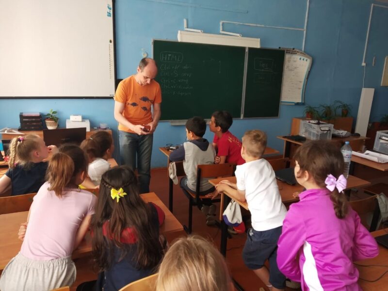 В детский школьный лагерь прилетели дроны и пришли роботы