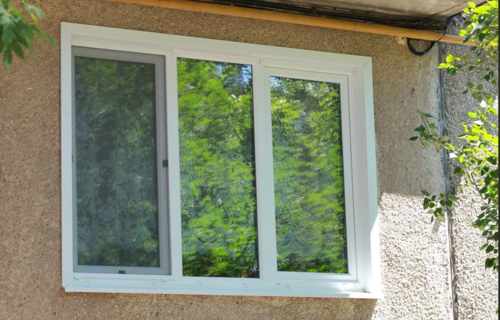 В Твери подросток справил нужду из квартирного окна