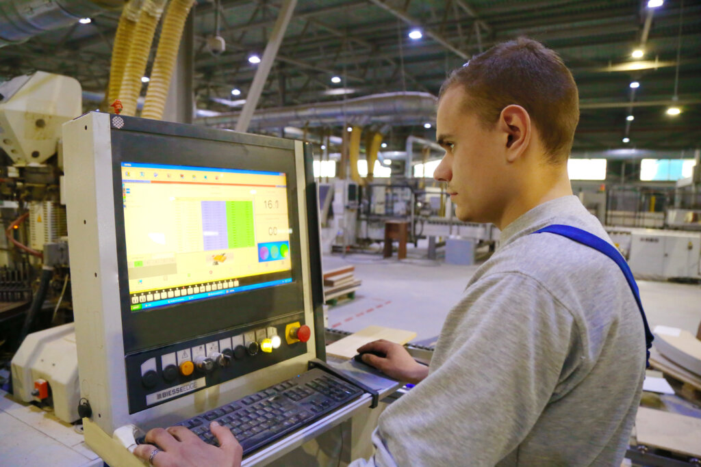 Студенты Торопецкого колледжа проходят практику на местном городском мебельном производстве Студенты Торопецкого колледжа проходят практику на местном городском мебельном производстве