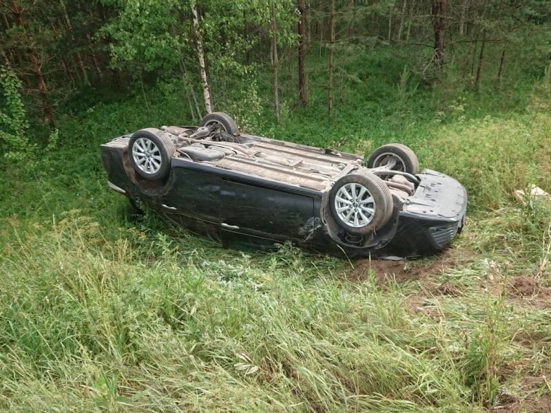 В Тверской области водитель не справился с управлением и вылетел в кювет В Тверской области водитель не справился с управлением и вылетел в кювет