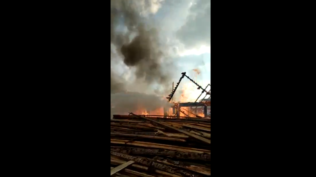 Появилось видео с пожара, в котором пострадали два дома в Тверской области